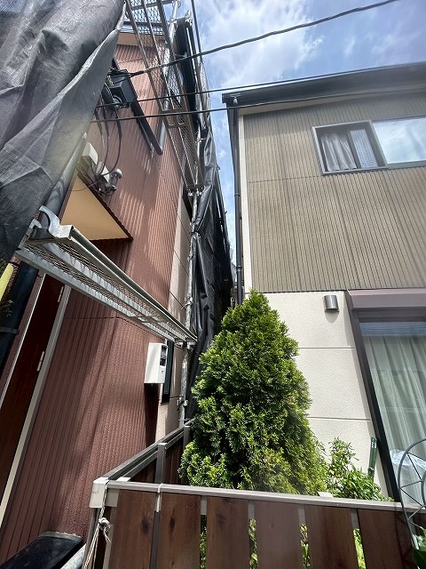 隣との距離が近い　足場